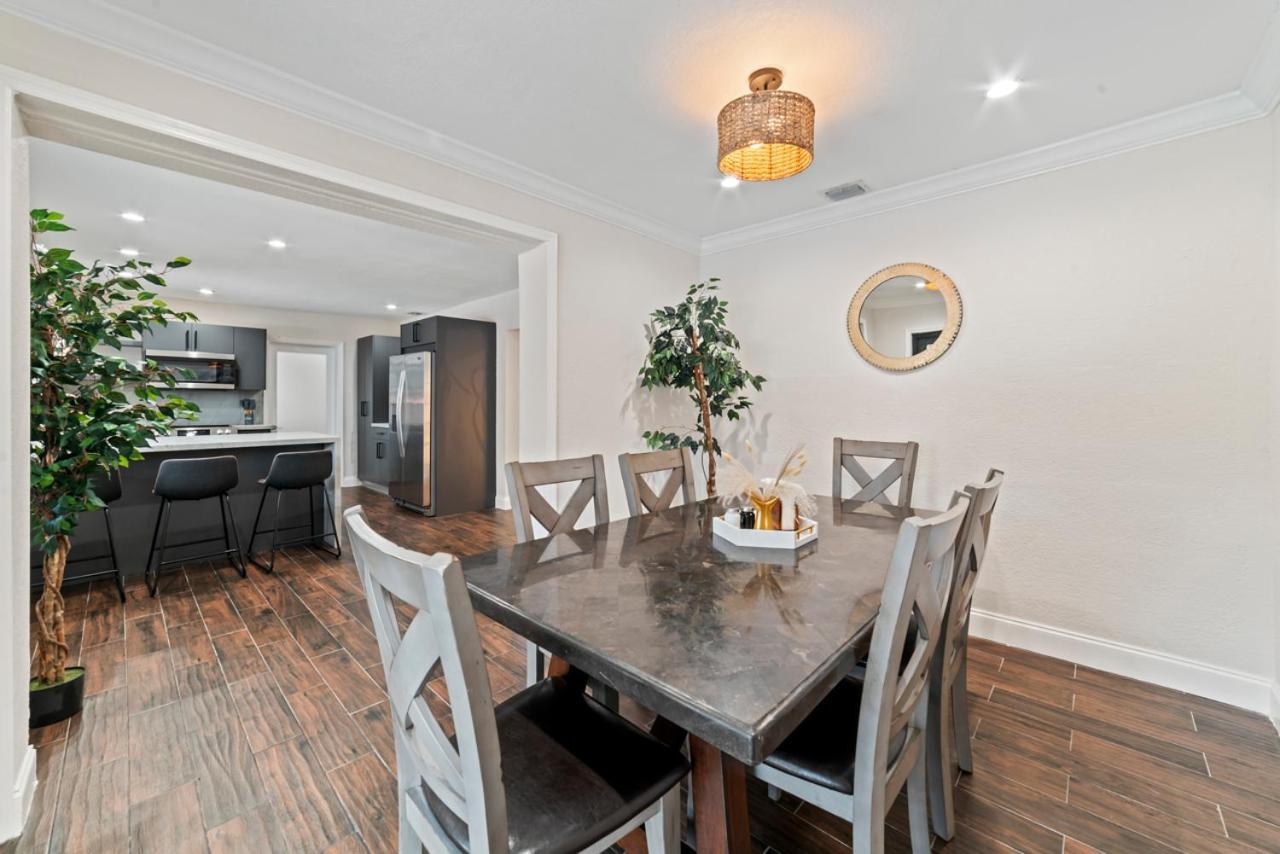 Luxury Getaway With Retreat Heated Pool And Jacuzzi L31 Holiday home *